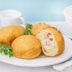 Bomboloni di patate ripieni di prosciutto cotto e scamorza - fritti - ricetta - rostivendolo - stevengy