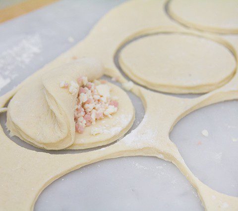 Bomboloni di patate ripieni di prosciutto cotto e scamorza - procedimento - ricetta - rostivendolo - stevengy