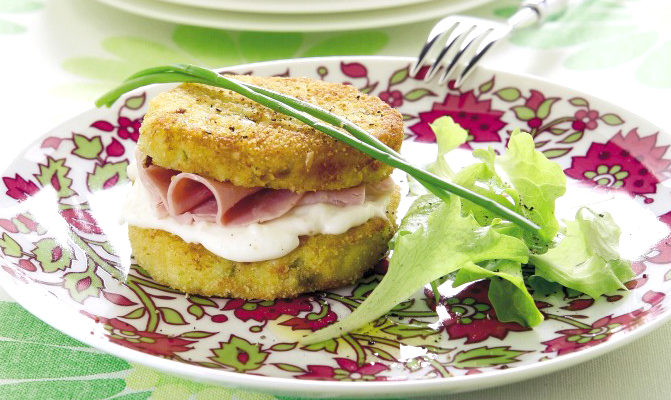 Hamburger di patate con prosciutto cotto e stracchino