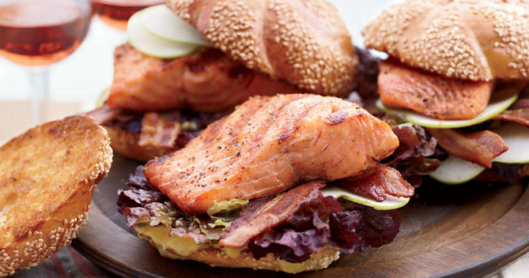 Panino al salmone grigliato e bacon