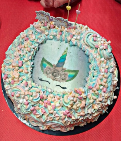 torta compleanno unicorno arcobaleno con panna