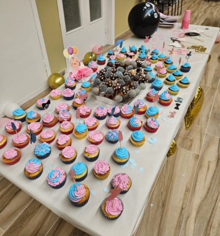 buffet cupcake babyshower pisa, frosting rosa e blu