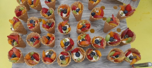 Catering pisa, rostivendolo, macedonia, frutta, dolce, compleanno, Cialde con e crema chantilly