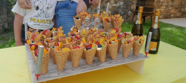 Catering pisa, rostivendolo, macedonia, frutta, dolce, compleanno, Cialde con e crema chantilly