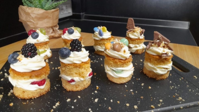 ricetta tortino monoporzione con crema chantilly, frutta fresca, cioccolata