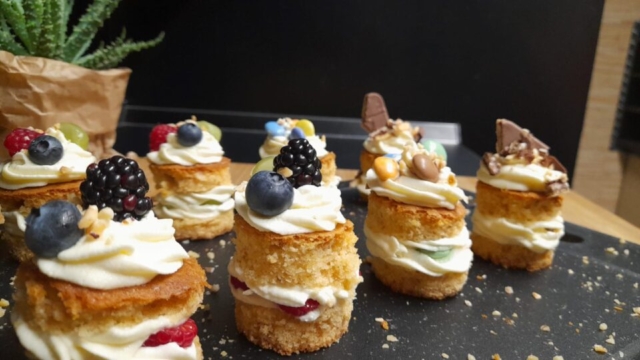 ricetta tortino monoporzione con crema chantilly, frutta fresca, cioccolata