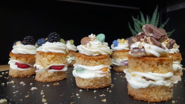 ricetta tortina monoporzione con crema chantilly e cioccolata, smarties, kinder
