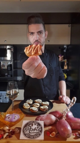 ricetta aperitivo salatini con sfoglia e cipolla