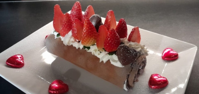 Ricetta Rotolo di crepes con panna e fragole - tronchetto san valentino