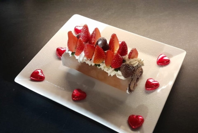 Ricetta dolce Rotolo di crepes con panna e fragole - san valentino